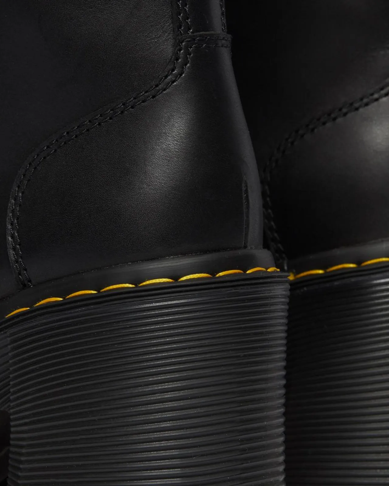 Dr. Martens Chesney Leren Veterlaarzen met Uitlopende Hak^WOMENS Hakken|Enkellaarzen