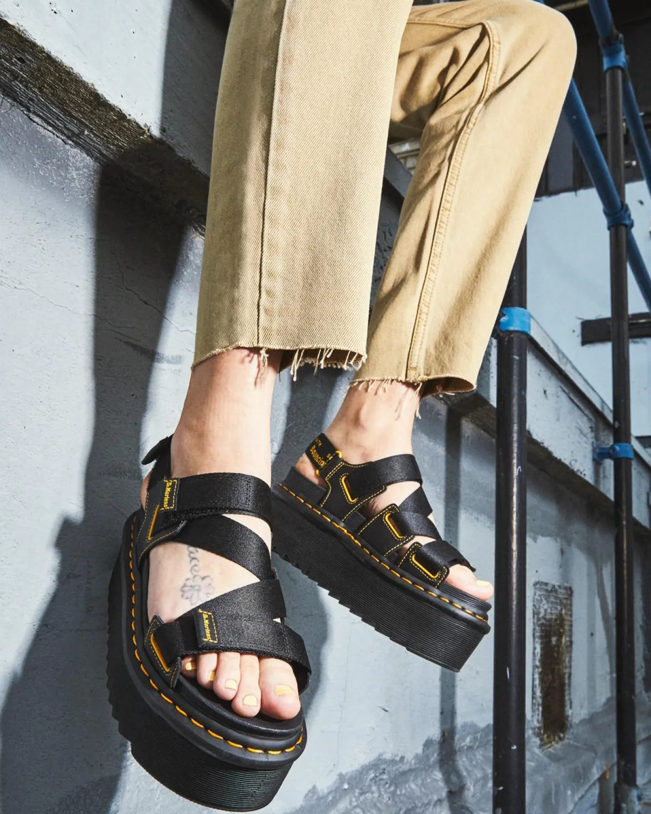 Dr. Martens Kimber Logo Sandalen met Geweven Band^WOMENS Lichte Sandalen|Platform Sandalen